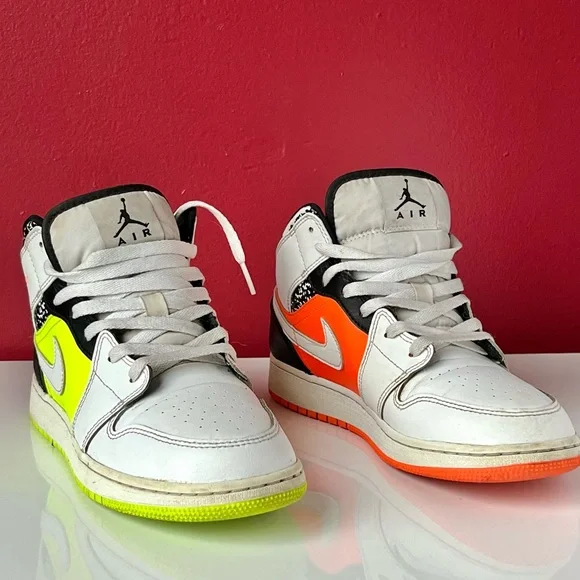 Jordan 1 Mid Notebook - Picture 1 of 9